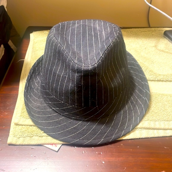 Women’s Hat. Size Small inside measurement is 20” Black with white pinstripes - Picture 6 of 6